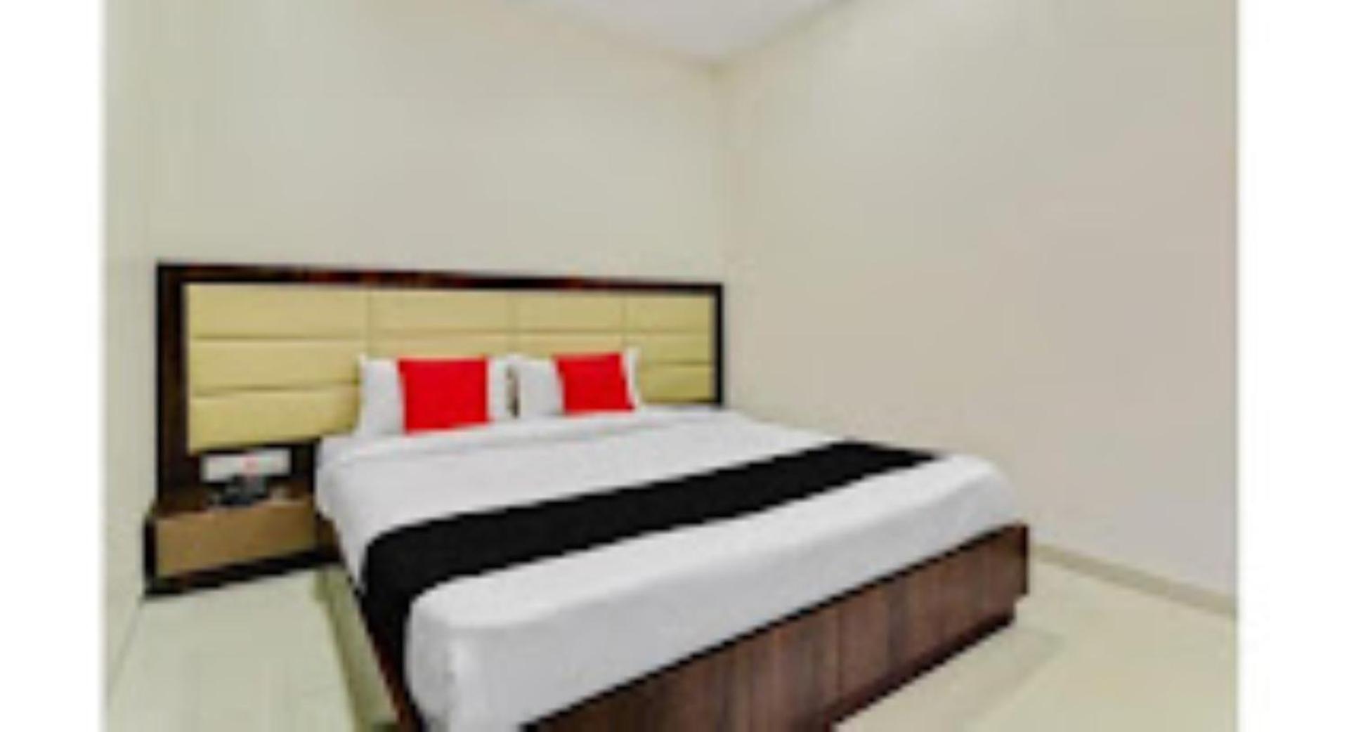 Hotel Pritam Palace , Dhule Екстериор снимка