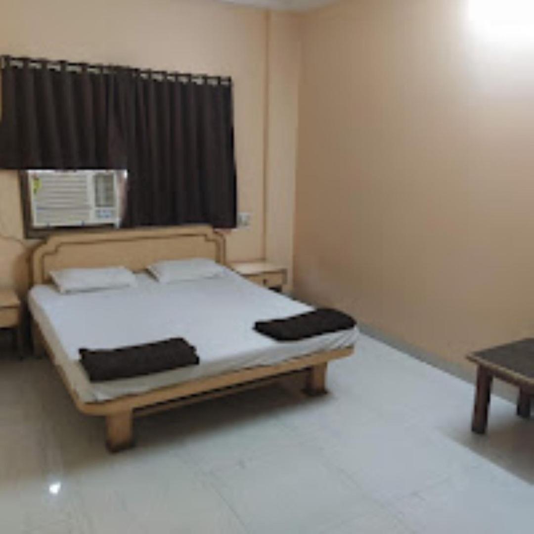 Hotel Pritam Palace , Dhule Екстериор снимка