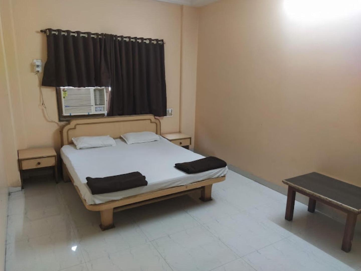 Hotel Pritam Palace , Dhule Екстериор снимка